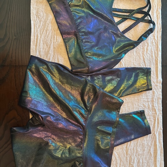 BuffBunny Iridescent Sports Bra and Leggings Set - Picture 4 of 5